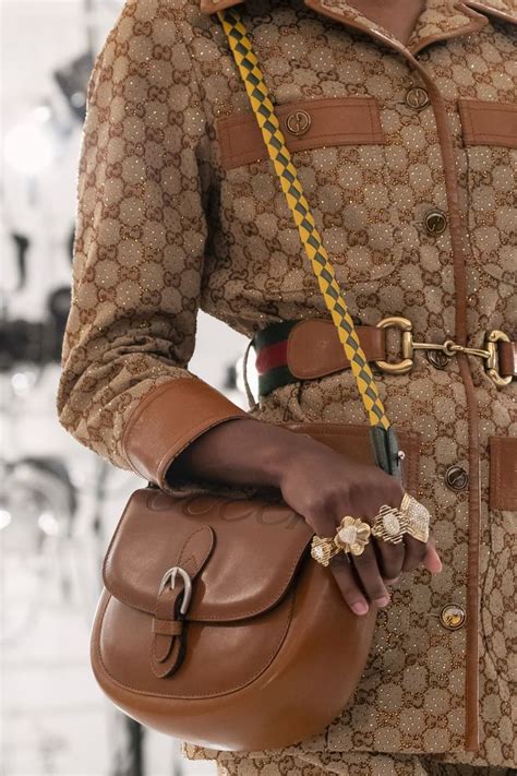 Gucci 2021新款柔焦裸光粉底液心得 .